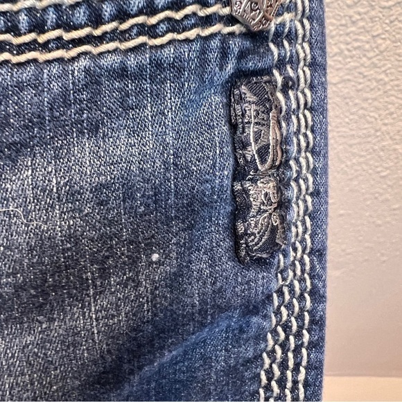SILVER JEANS SUKI SURPLUS CAPRIS. Dark Wash. Back Flap Pockets w/Buttons.Size 27 - Picture 6 of 8